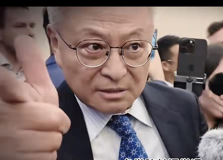 生活中，如果有一个素不相识的老人，手在你眼前不停的指指点点，
    指着鼻子，