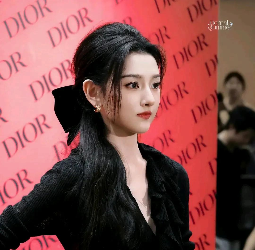 宋祖儿迪奥线下活动照也太美了吧！

她真的是等比例长大，颜值身材眼里都没有问题，