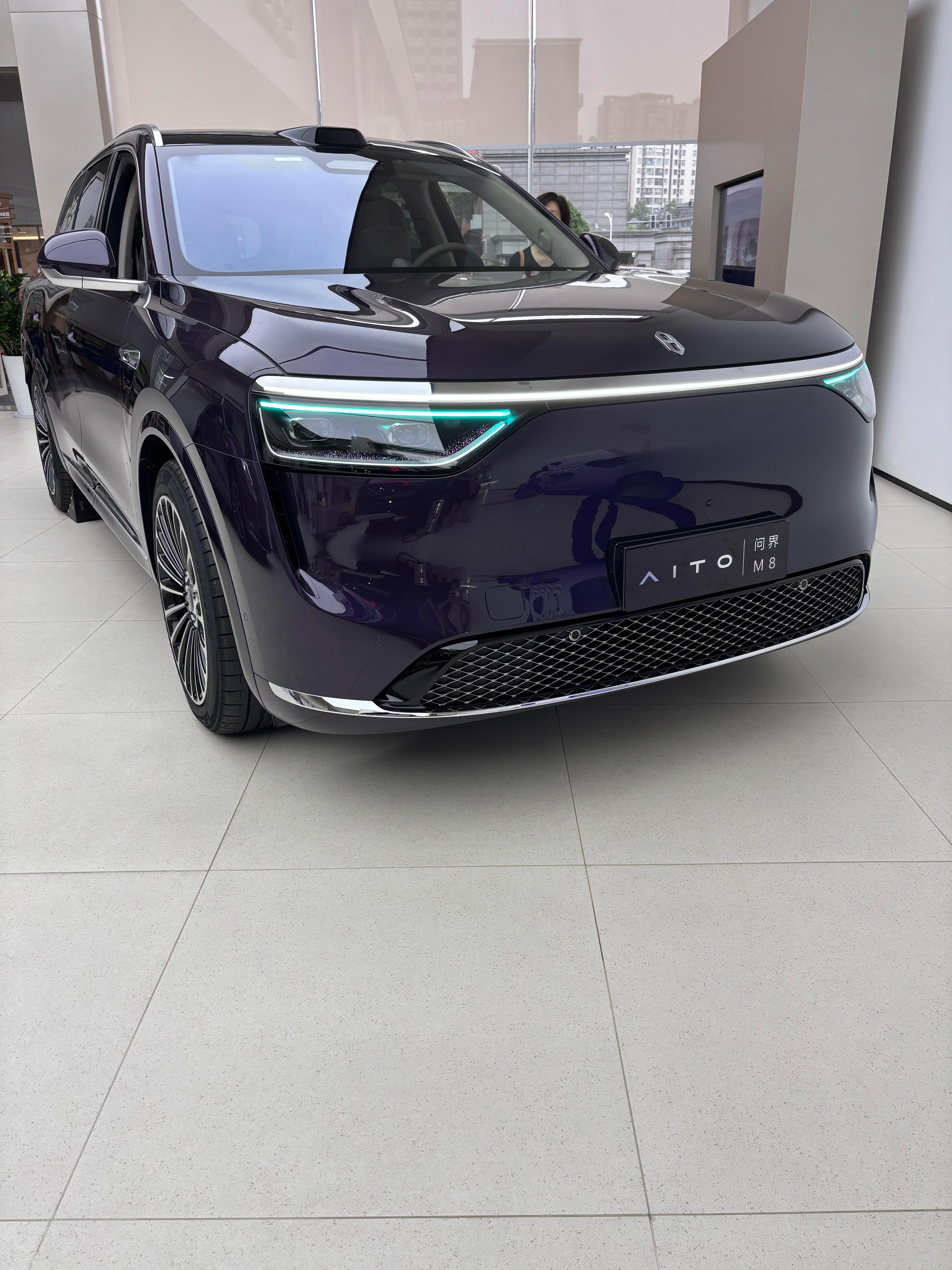 身材真魁梧。5座6座都能选，激光雷达和华为智驾是亮点，家庭出行看来能兼顾舒适和智