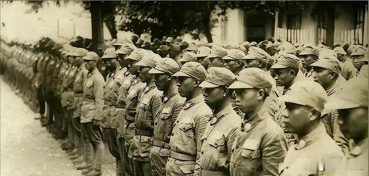 1938年最震撼的反差！500八路仅12条枪被嘲讽，一计翻盘救司令、缴获整座军火