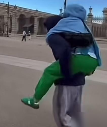 别被那张照片骗了。15岁的谢振南背起45岁的张柏芝，根本不是什么母爱叙事，这是一