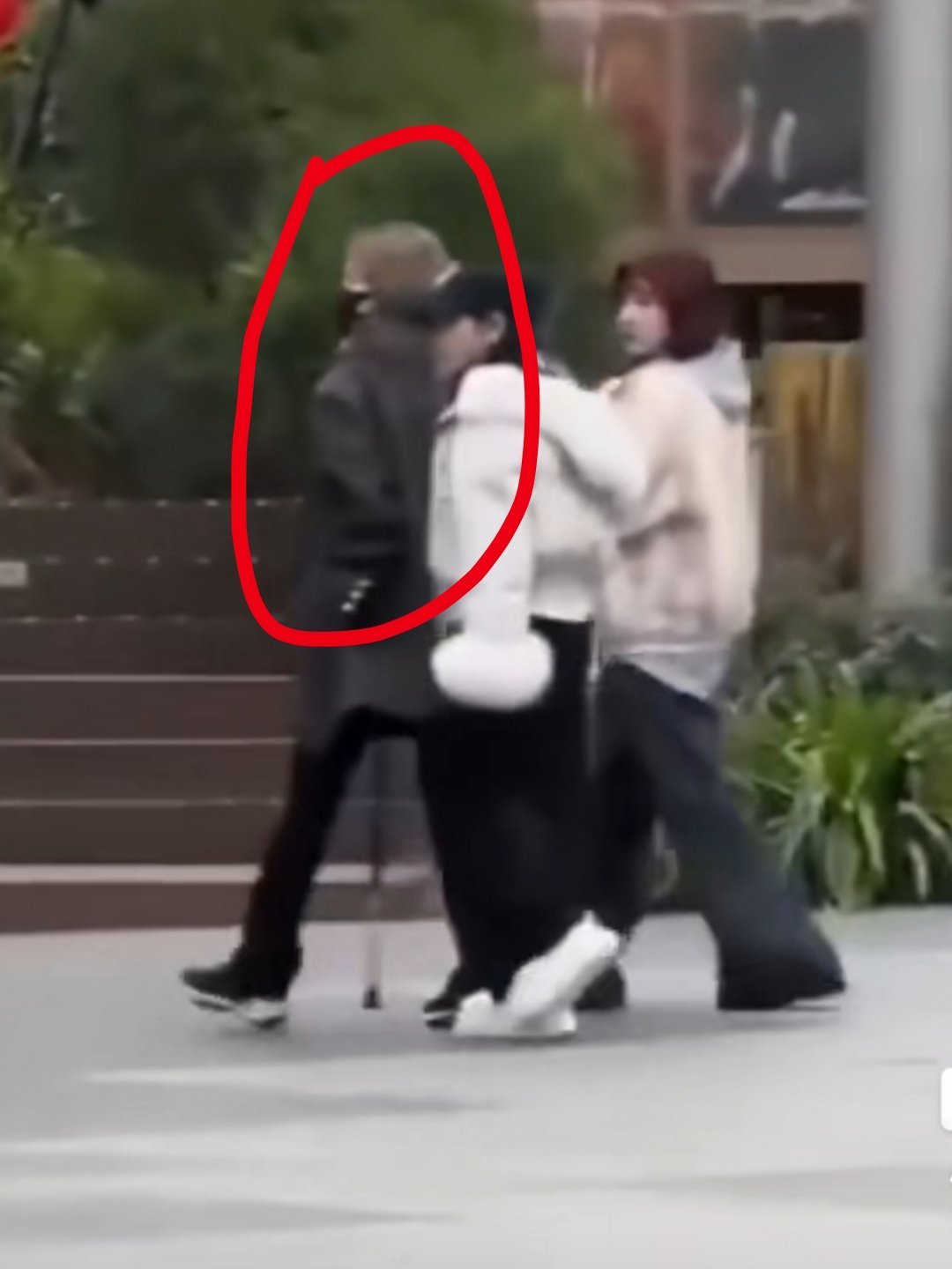 赵露思散步被偶遇  有网友偶遇散步的赵露思，其拄着单拐行动自如，状态与常人无异。