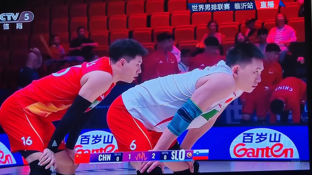 中国男排第一场比赛正在进行中！中国男排首发阵容出炉！老将江川王滨俞元泰领衔！新人