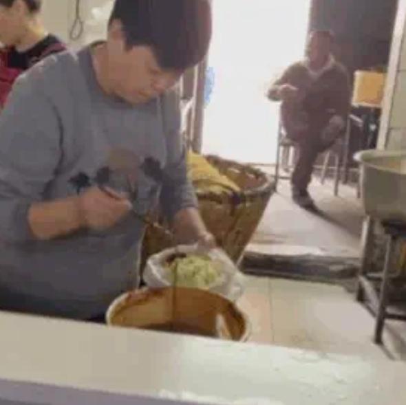 你能相信吗？居然有1.5元一碗的烩面！在这个物价飞涨的时代，这价格就像一颗“炸弹