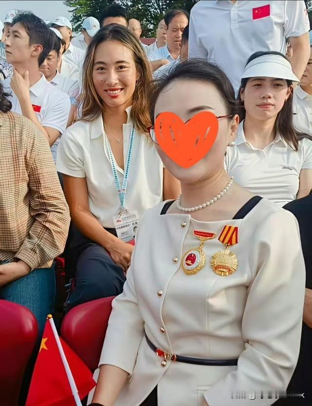 郑钦文旁边是张雨霏和武大靖吗？还看见了潘展乐汪顺，陈梦也去参加了[赞]

好多奥