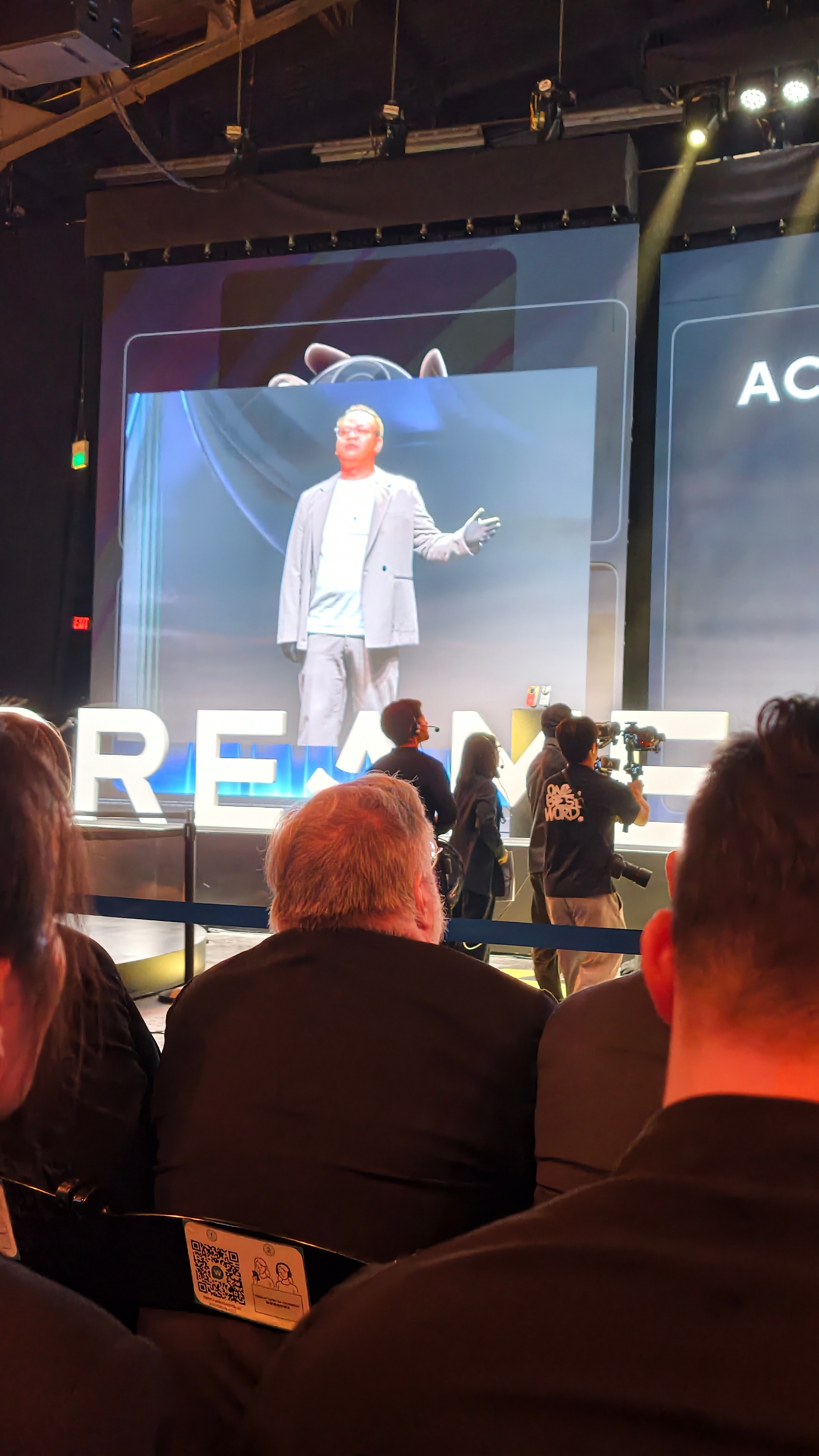 这一幕真寂静无声又振聋发聩，在美国硅谷，苹果联合创始⼈沃兹（Woz）坐在台下，静