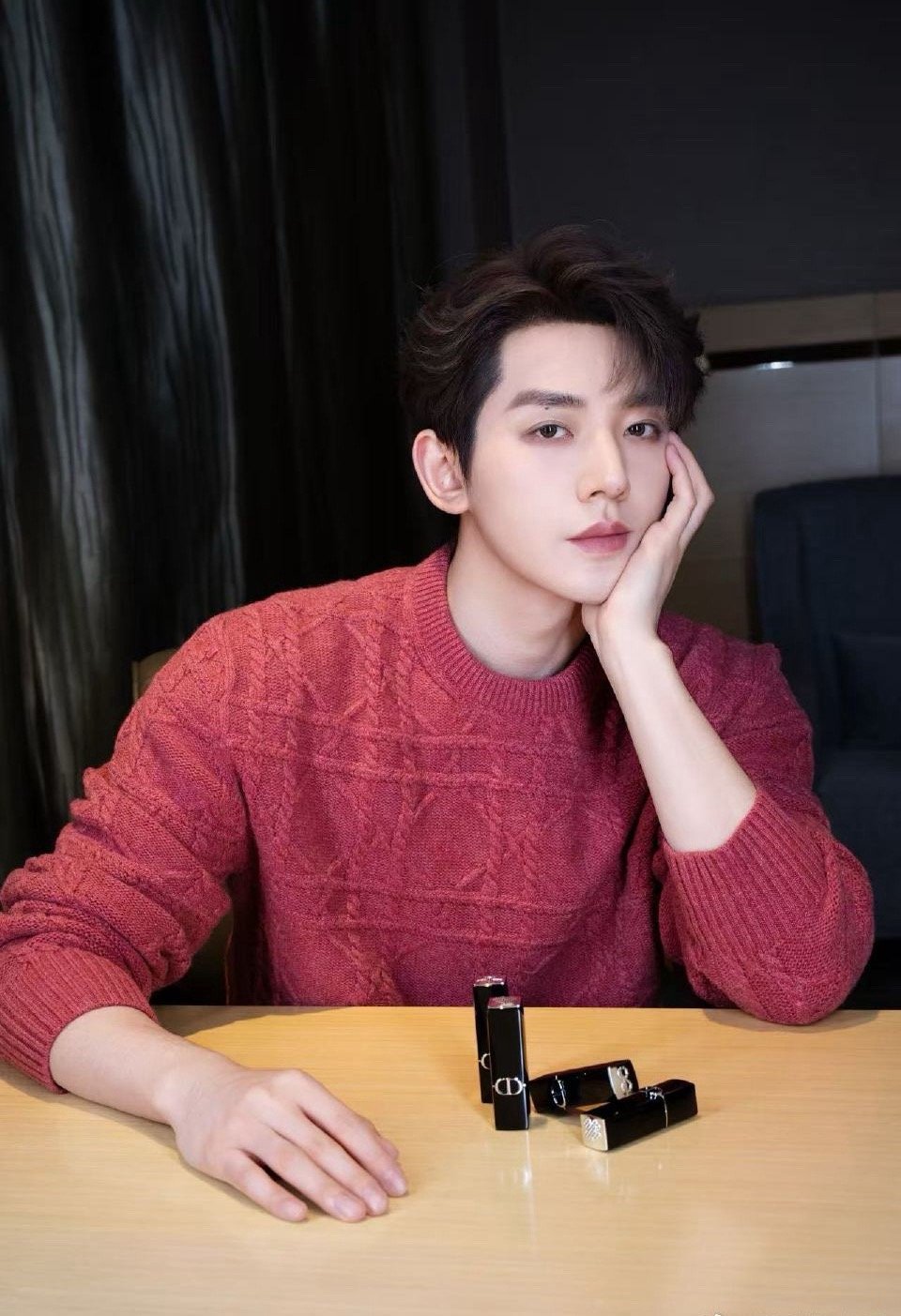 邓为红在2026 央视跨年首秀杀疯了！吕梁山河舞台上的刺绣新中式造型帅到失语，深