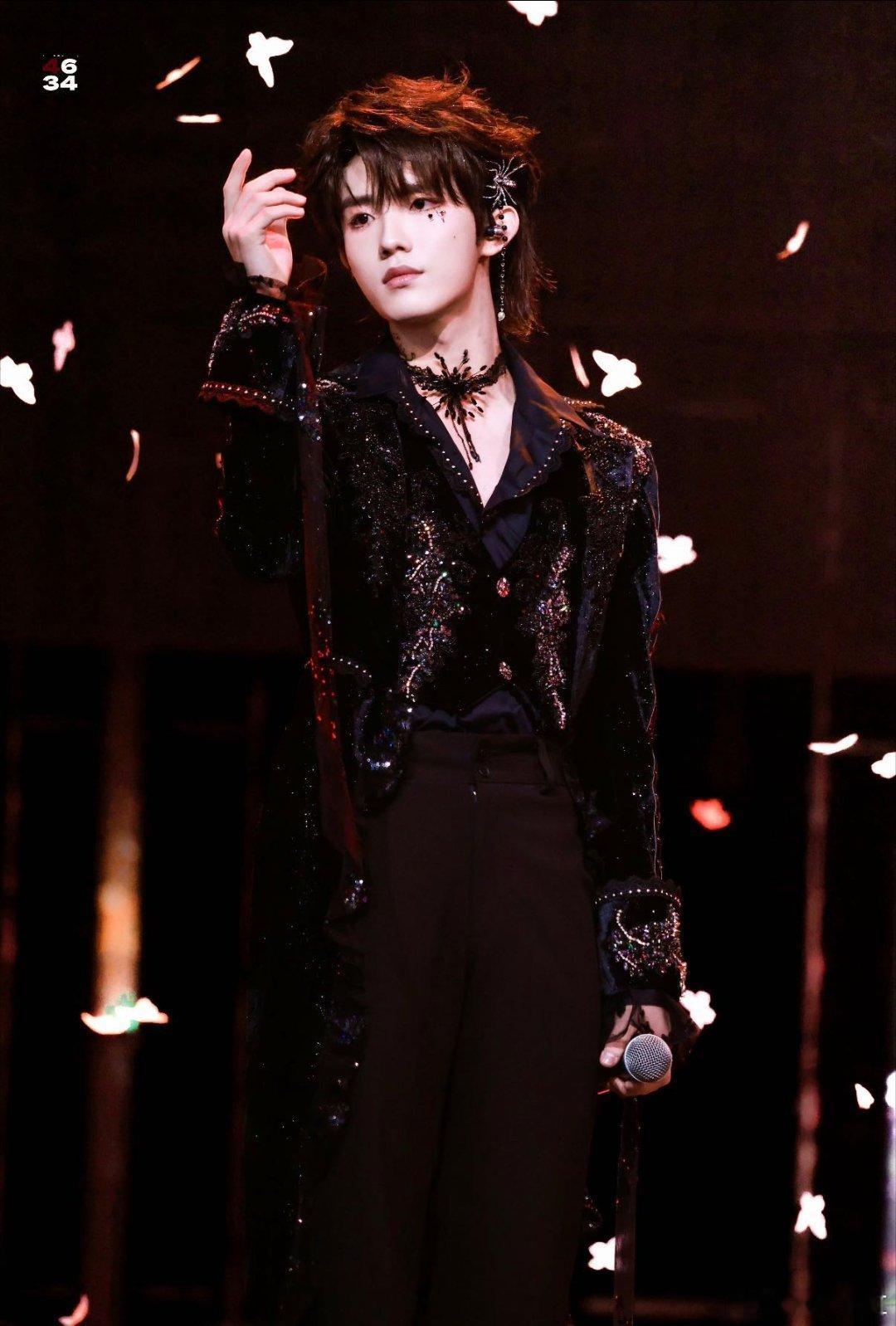 苏新皓你这样我们有点暧昧 救命心动暴击！苏新皓看手相名场面甜度超标，一句你们应该