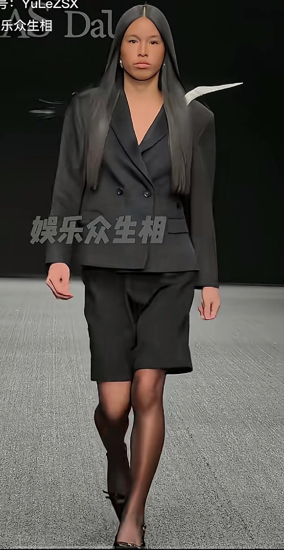 张庭自己打扮的漂漂亮亮的，也不把她的女儿打扮漂亮点，最起码化妆也能更好看，皮肤这