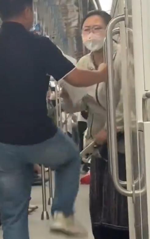 小仙女地铁上翘脚与男子发生冲突，起因女子来大姨妈不舒服，翘着腿坐，脚不小心碰到旁