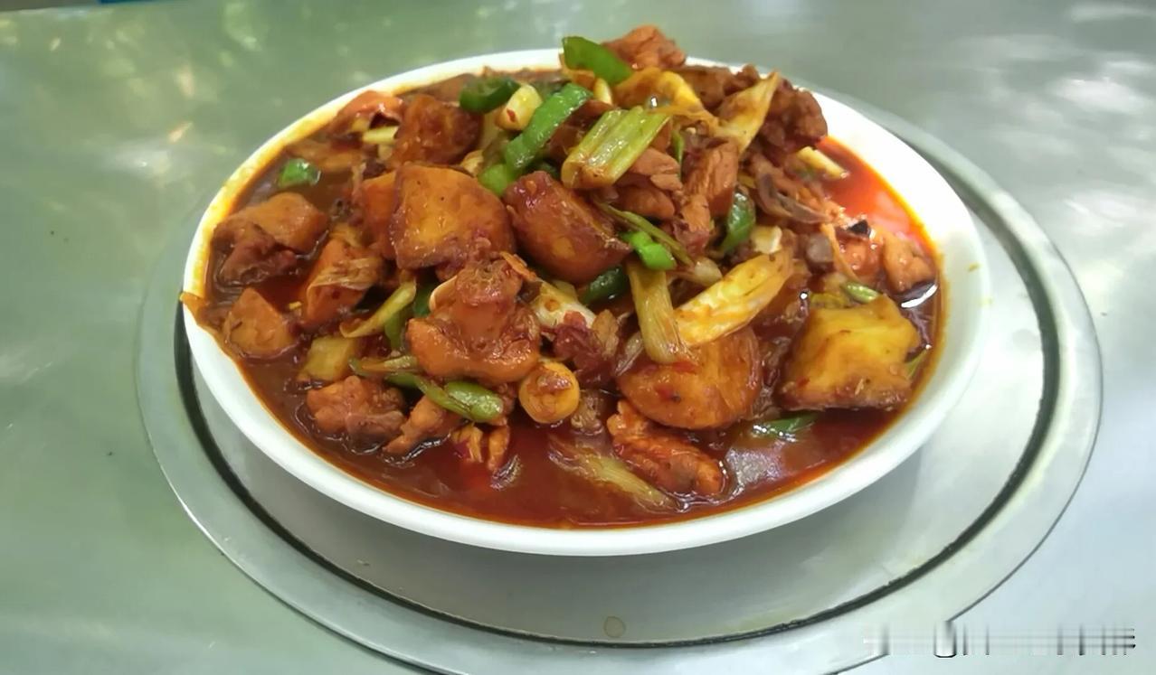 河南洛阳机车厂大盘鸡久负盛名，吃客很多，亲自探店品尝方知名不虚传

在河南洛阳的