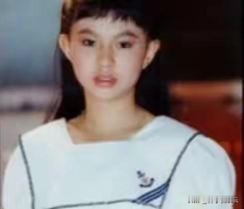 当卓依婷身着红色礼服，以清亮嗓音唱响《恭喜恭喜》的瞬间，广东卫视大湾区春晚的舞台