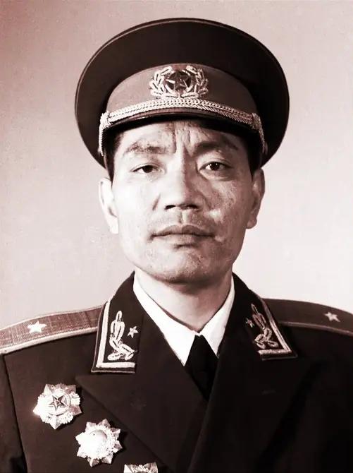 1959年，开国少将尤太忠回家探亲，碰巧撞上哥哥带着全家外出要饭，当地官员却个个