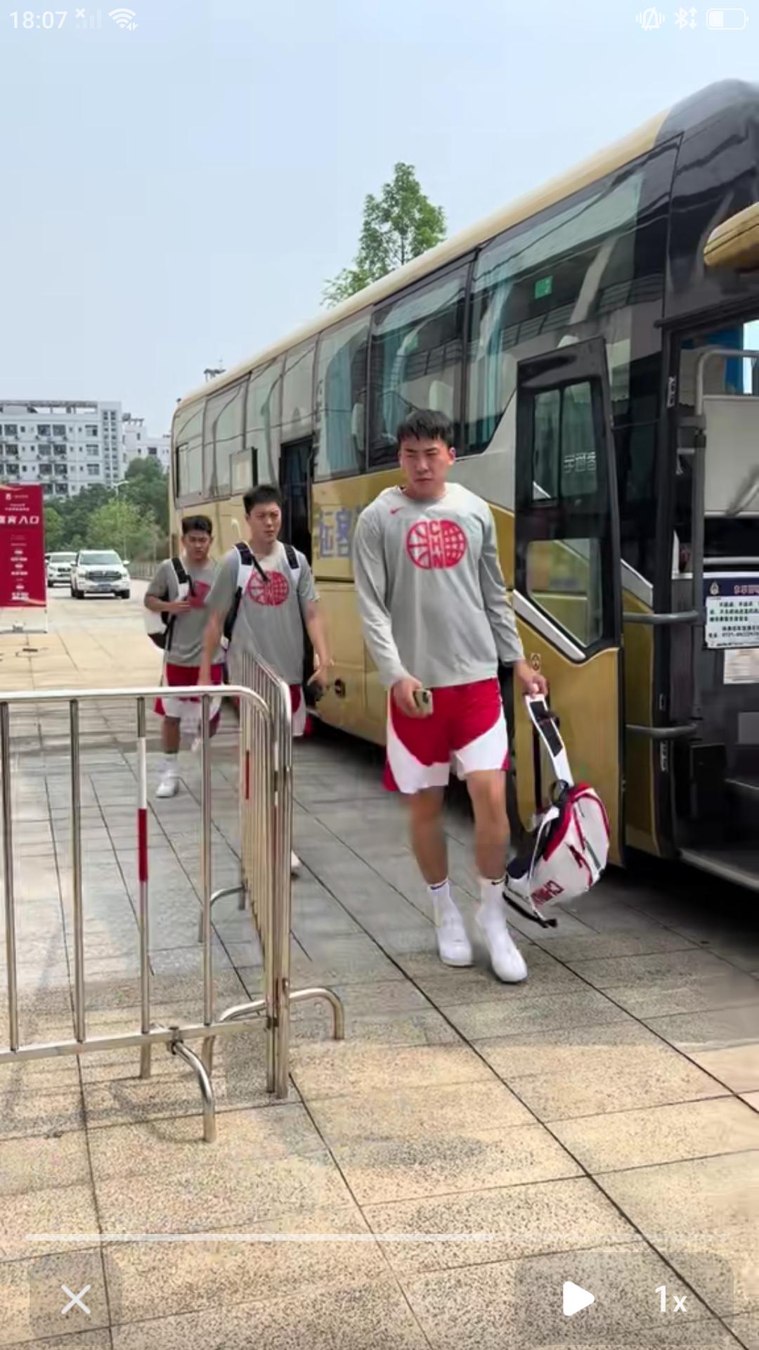【2026男篮热身赛今晚打响，央视体育全程直播，敬请期待吧。】据央视网消息，今晚