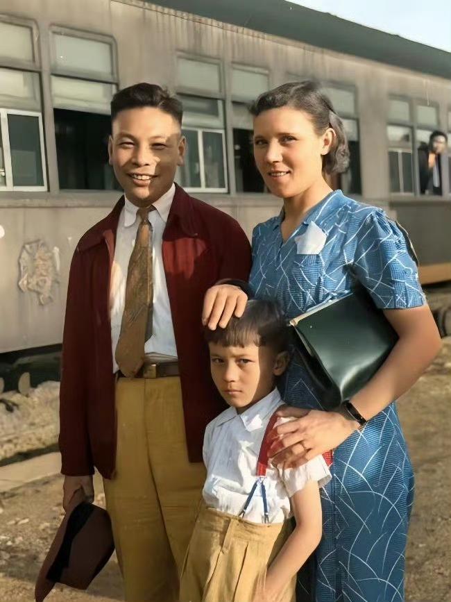 1938年，蒋经国携白俄罗斯妻子蒋方良和儿子蒋孝文在南昌火车站的合影。