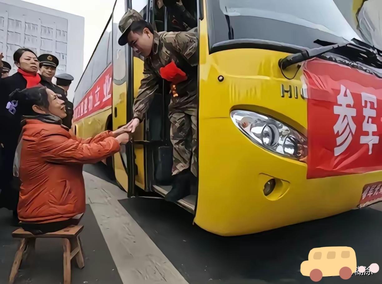一段送行画面刷屏全网，无数网友在屏幕前红了眼眶。一位失去双腿的母亲，用两只小板凳