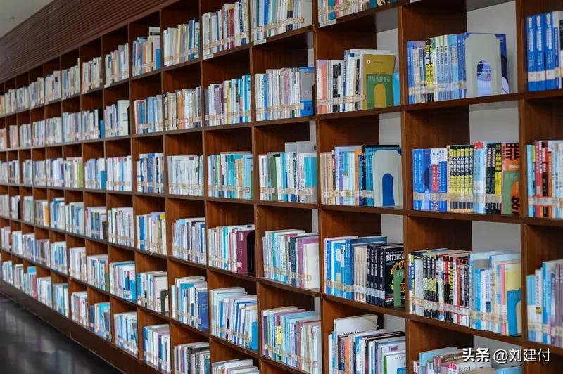 图书馆里安静读书的女孩
阳光斜照在图书馆的木桌上，她坐在靠窗位置，黑色长发垂落在