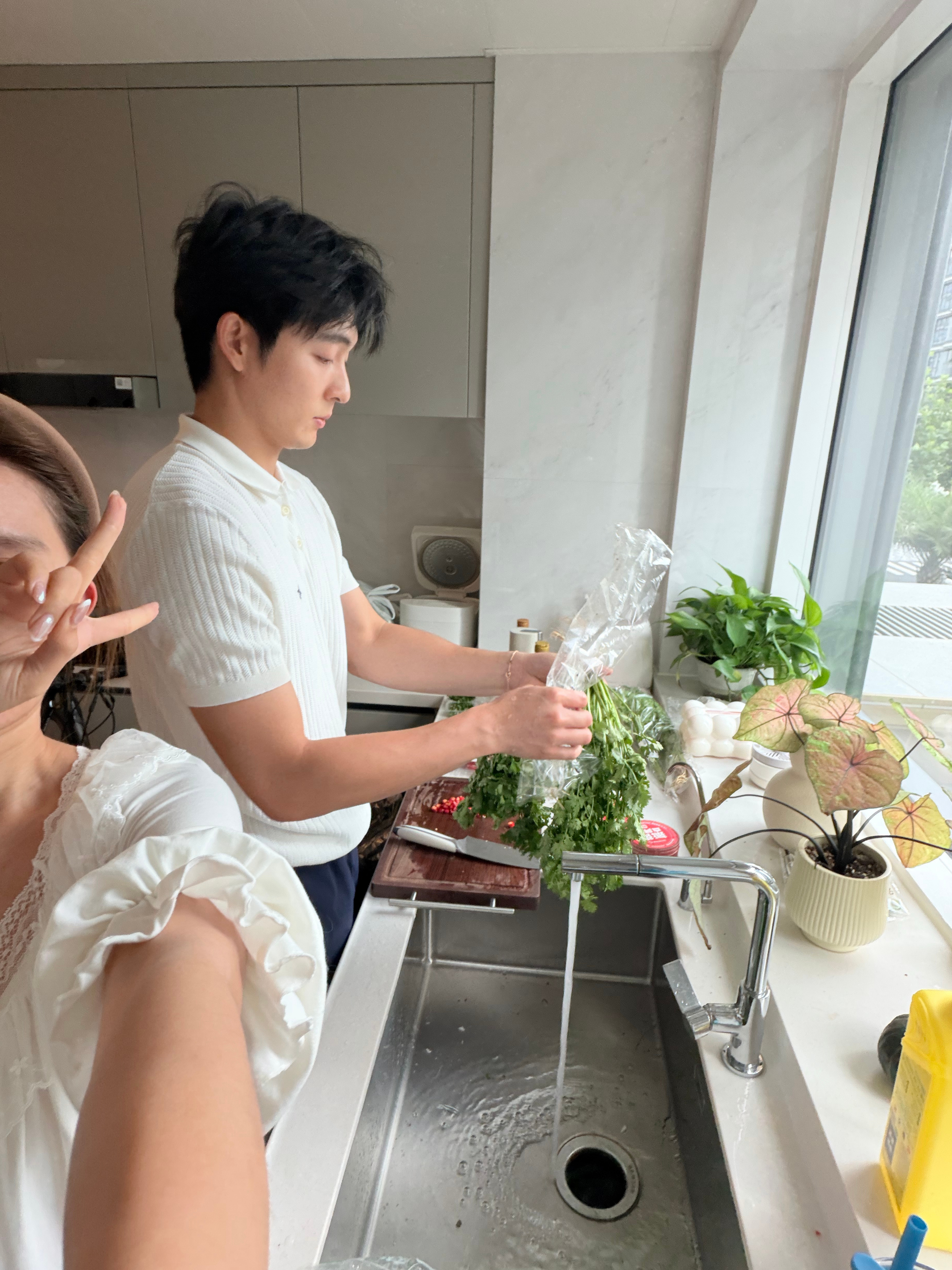 台风来咯 早上还出去速速工作了一下给小猫咪mon组装了个新爬架～和姐妹们在家打麻