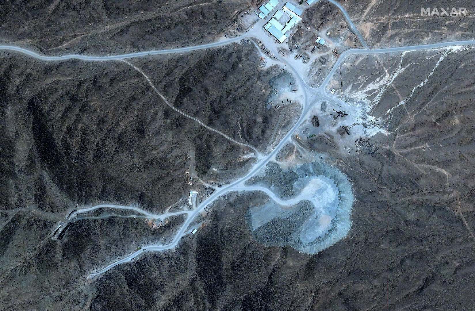 美军现役最强的钻地炸弹，重约14吨，从高空投下后能扎进近百米深的土层。但如果碰上