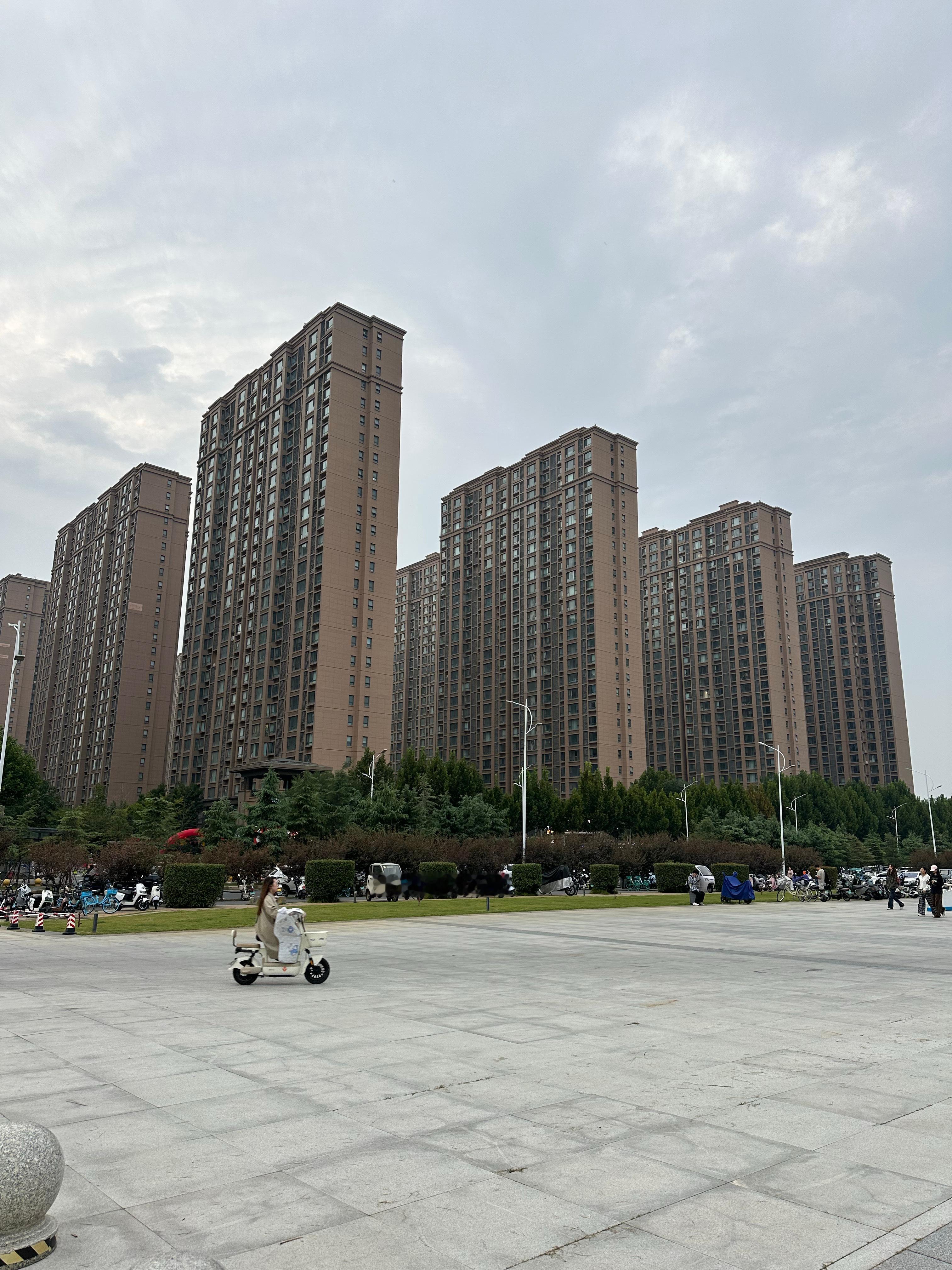 气势恢宏，我很喜欢这个校园的风格  ​​​