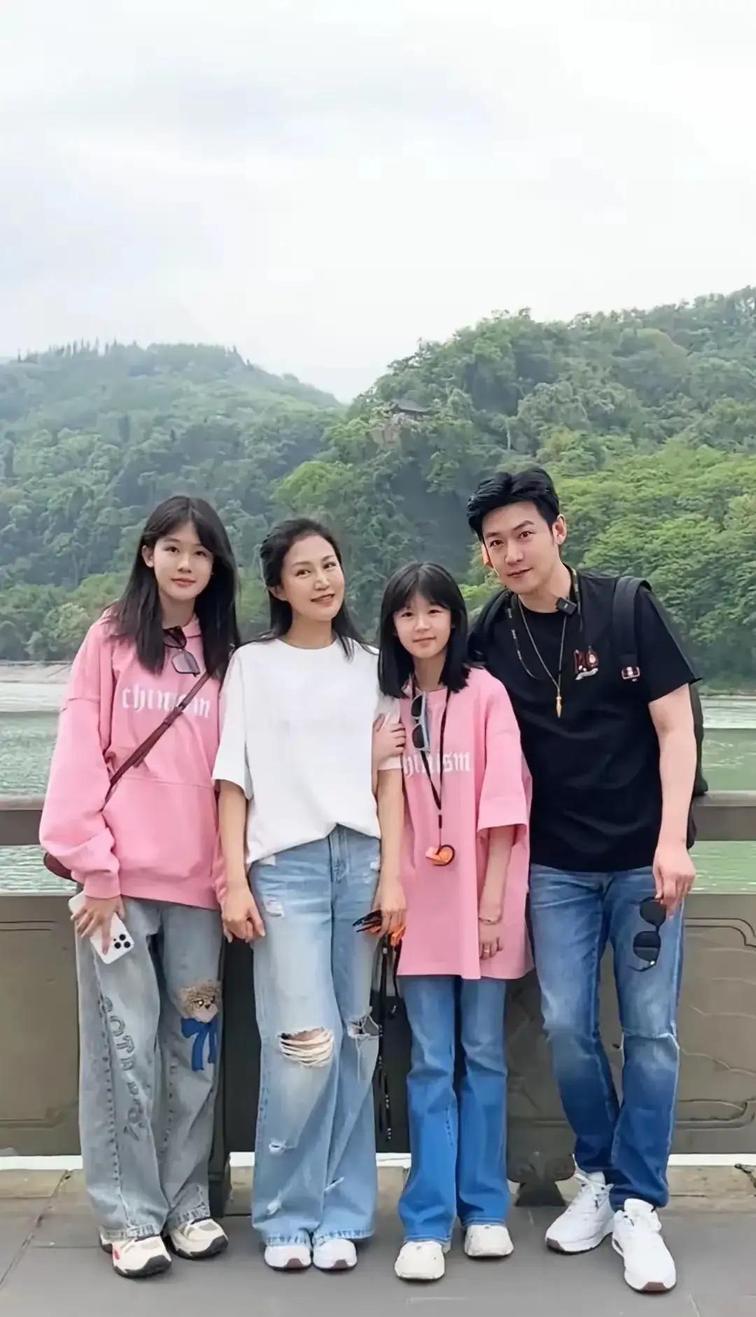 陆毅的两个女儿挺幸福的。父母经常陪伴她们出去游玩，这样既能开阔眼界，也能参加彼此