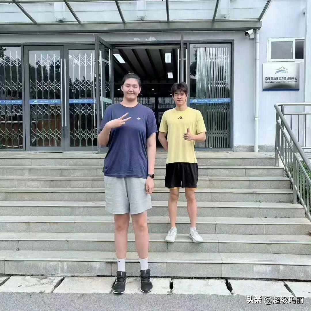 潘展乐 192的小手办[笑哭]
我笑的不行…第一次见乐乐这么小只，站了俩台阶还没