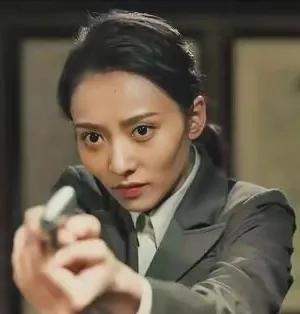  贝蒂的扮演者马渝捷，1996年5月26日出生于重庆市，毕业于中国人民解放军国防