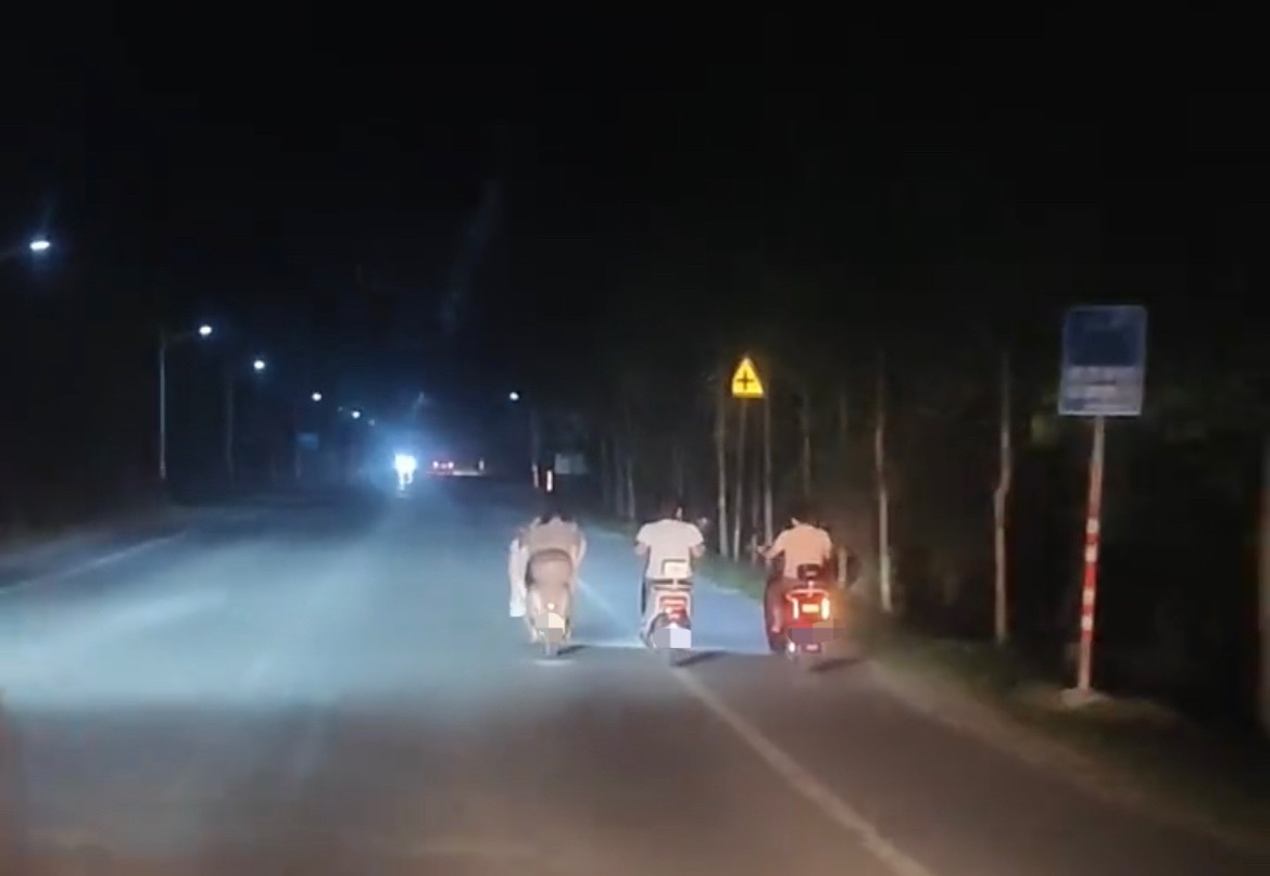 5月28日晚，玉林一道路上三名女士骑电动车并排行驶。有的已经骑到机动车道上去了，
