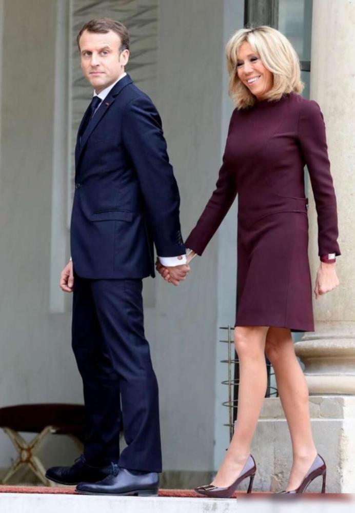 马克龙这趟访华，

估计他自己都没想到，

72岁的老婆布丽吉特反倒成了焦点，全