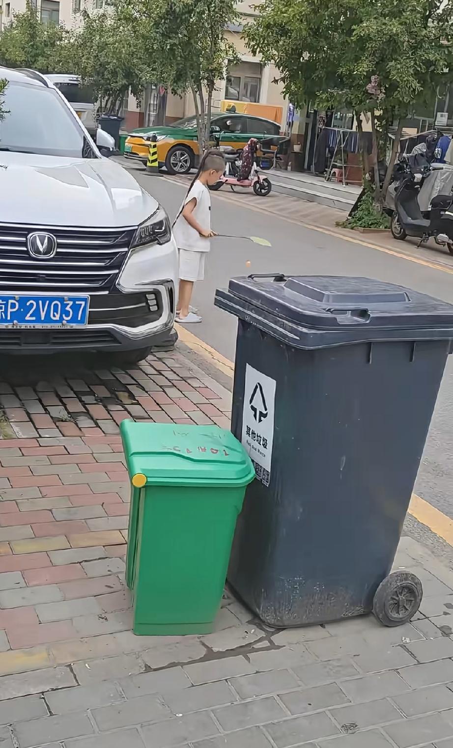 你们会给孩子留这样发型吗？今天到一个孩子留着清朝发型。哎呦喂，您还别说还真有股阿