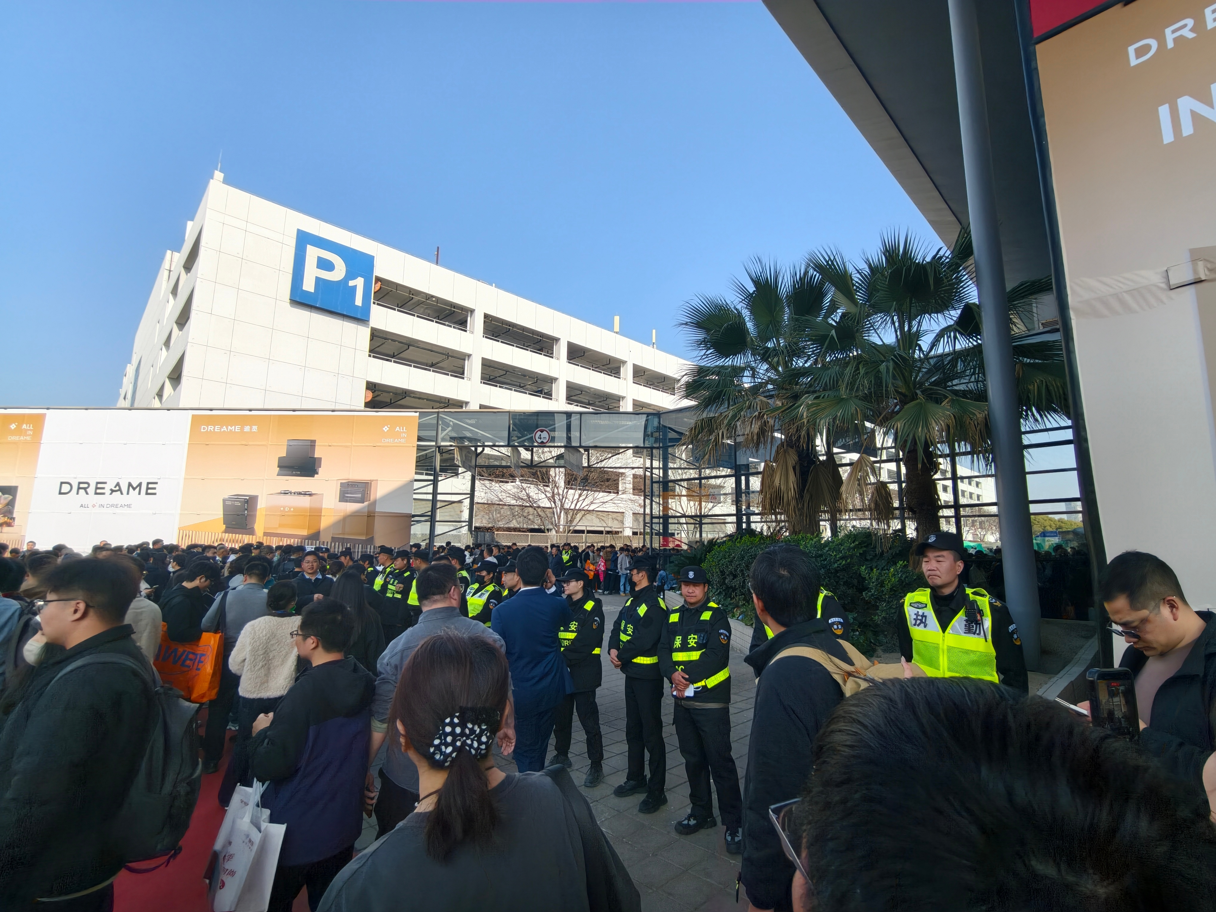 #awe2026# 我们一行人这两天在上海逛 AWE 现场的时候，碰到了两三波信