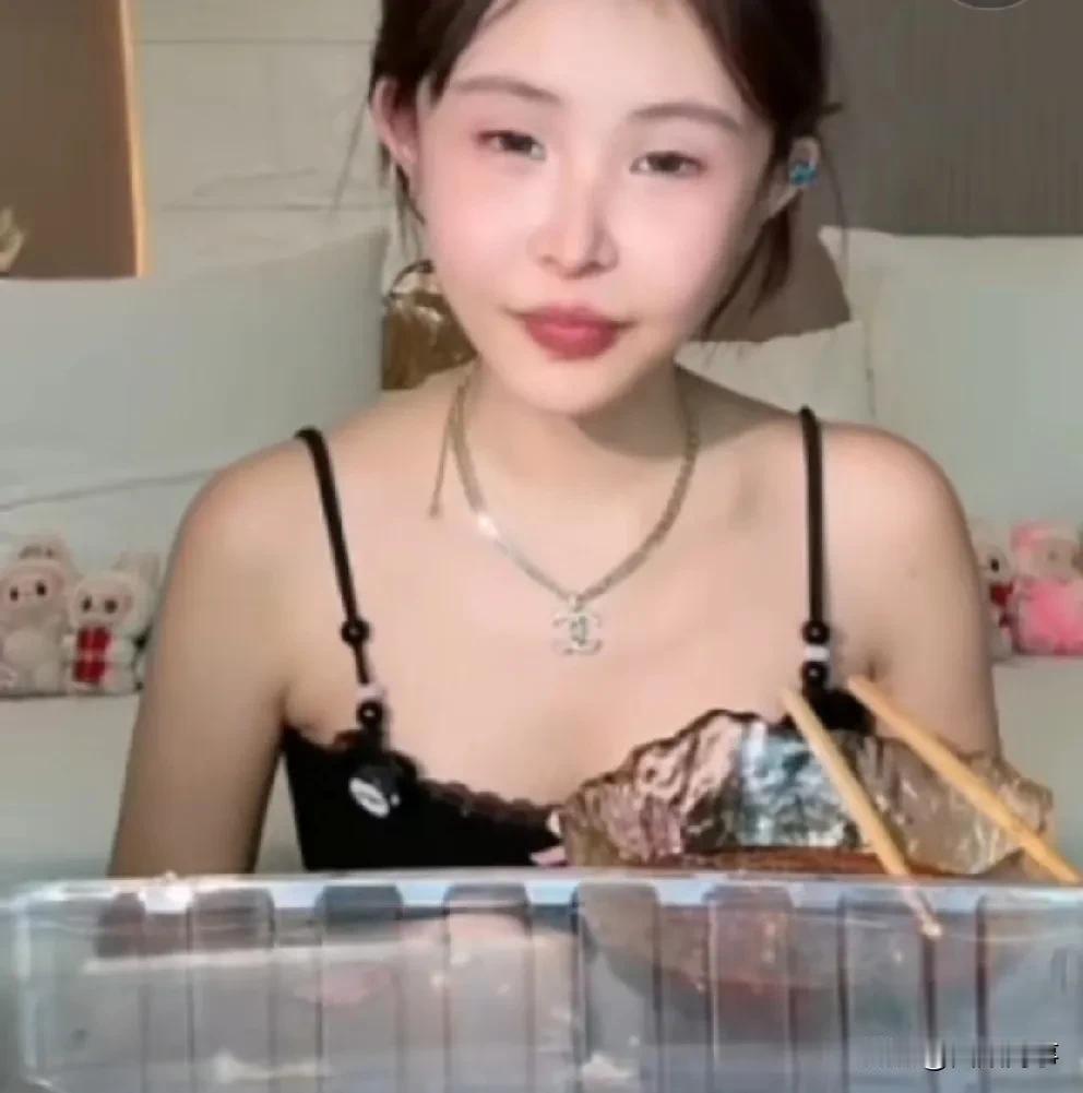 猫妹妹讲述被gay前男友家暴，很吓人，我坐在桌子上吃外卖，直接拽我头发到床上，给