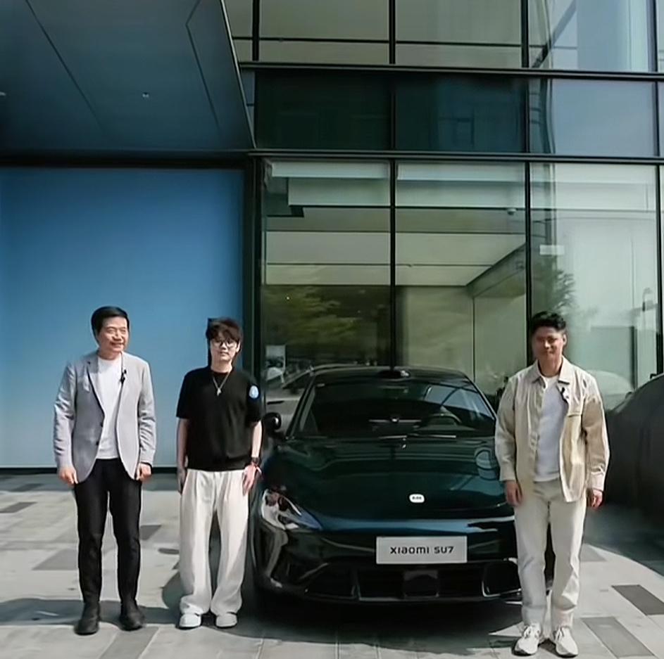 今天小米新一代SU7首批车主交付仪式，雷总和苏神一起现身交付现场，没看到苏舒淇给