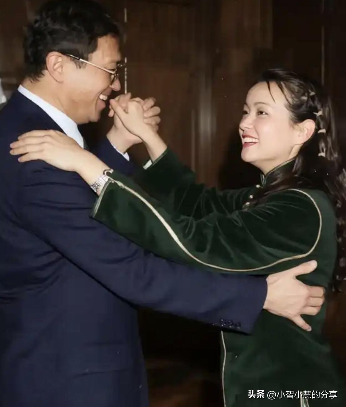 这是早年谢晋导演和刘晓庆的一张珍贵合影，80年代刘晓庆因参演谢晋导演的电影《芙蓉