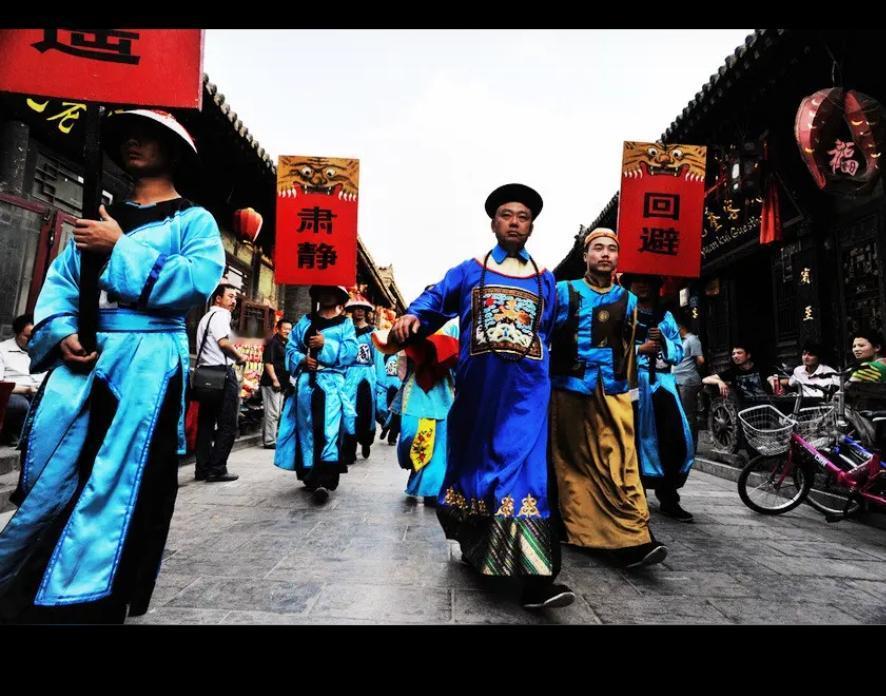 不可能，不可能，绝对是AI。没有鸣锣开道，没有前呼后拥，没有夹道欢迎，没有礼仪小