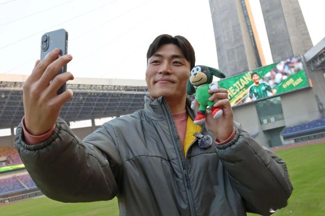 欧巴到位！ 传了几个月绯闻的韩国欧巴，终于还是顺利官宣了，钱肯定是没少花，但绝对