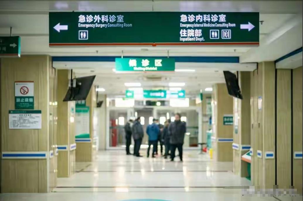 ‌湖北孝感一男子看病嫌别人插队，二话不说把大夫揍到面部骨折，结果自己喜提11个月
