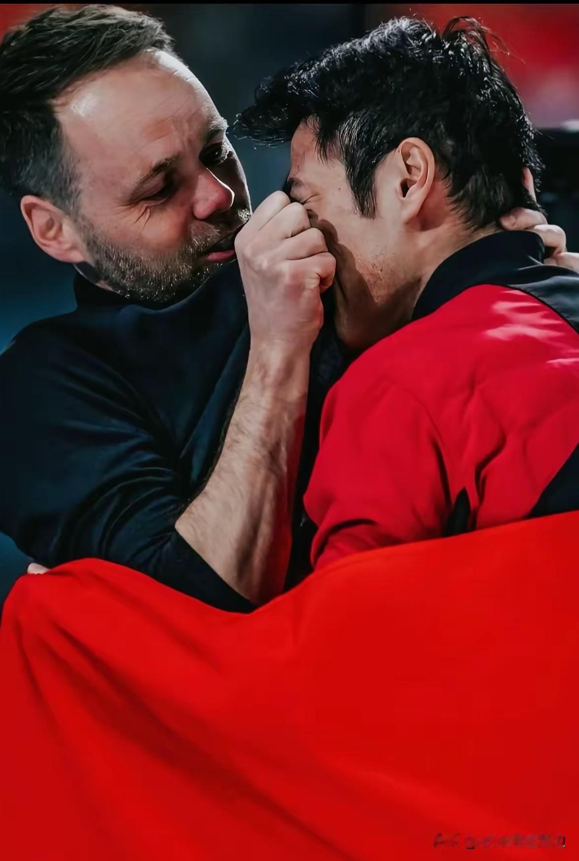 宁忠岩夺冠之后，
​感动全国网友的，并不是他冲冠的那一刻。
​也不是他站在场上披