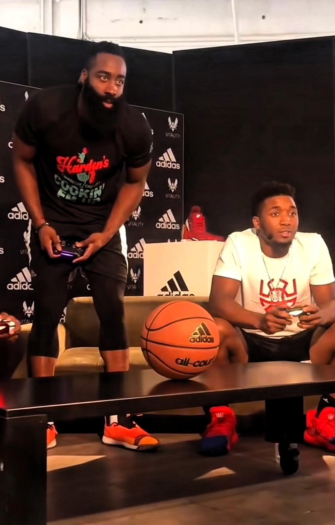 哈登和米切尔不仅可以一起打游戏，还可以一起打球了，目前骑士队排东部第五，有了哈登