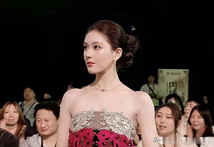 赵露思真的好强啊！在宋佳，倪妮，宋茜等一众大咖前辈出席的情况下，依旧拿下了压轴和