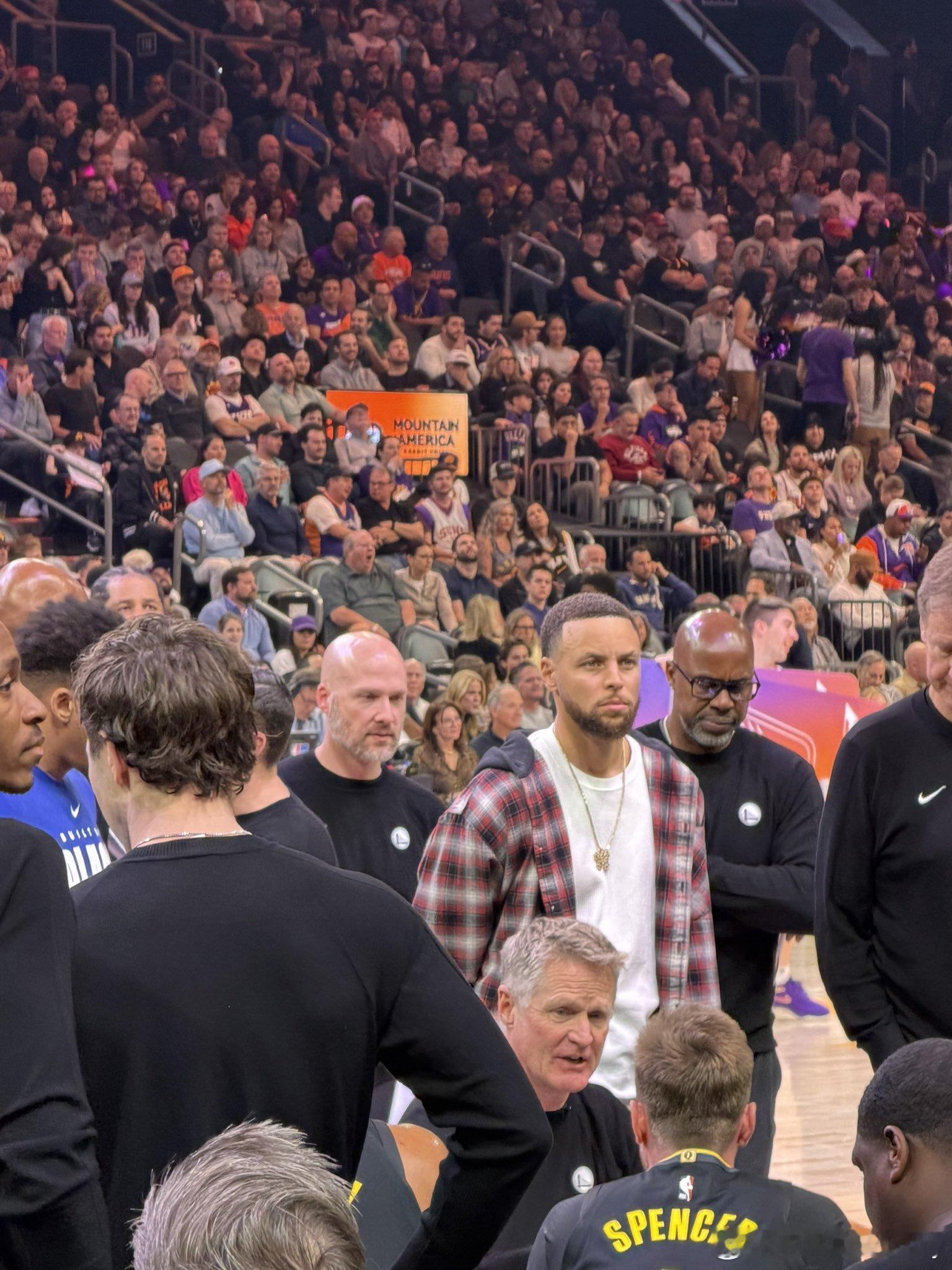 库里谈膝盖伤势，可能会继续缺席：“这是一个在康复过程中不断摸索、看看什么方法有效