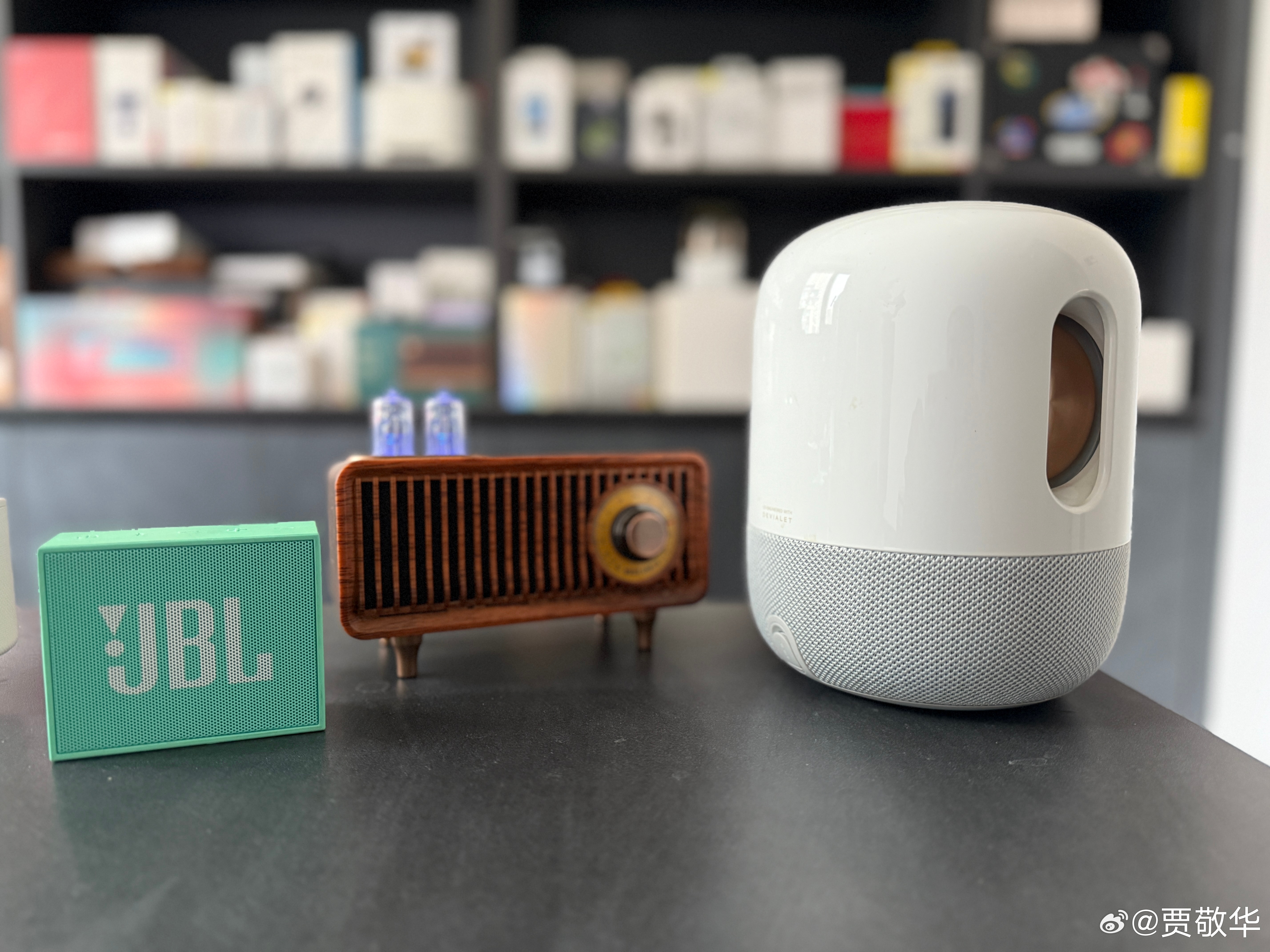 同样是蓝牙音箱，有一款内置FM收音机，还有两款还带3.5mm耳机接口。价格方面，