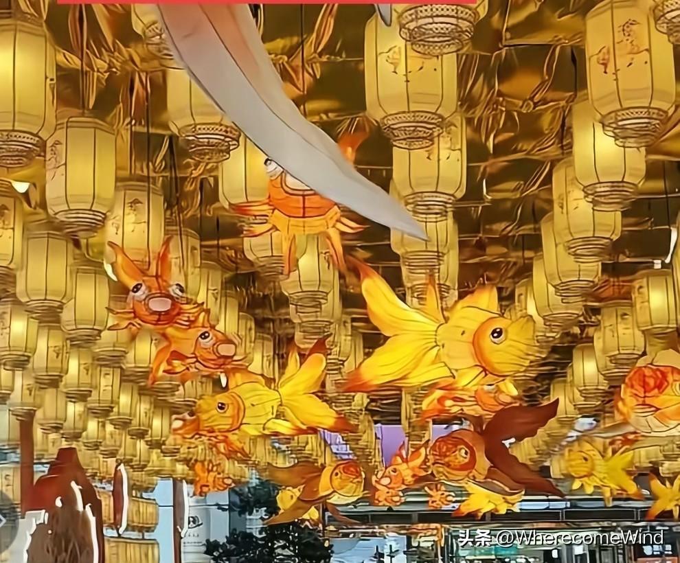 黄灯笼火了，为什么？
各大城市都有，
到底怎么了？
是红红火火过大年?
还是黄黄