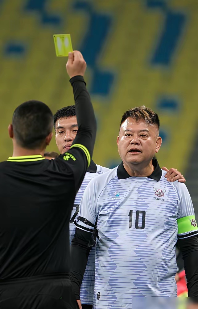 陈百祥退出谭咏麟的明星足球队，自己组新队还惹了争议。 原队是谭咏麟和尹志强198