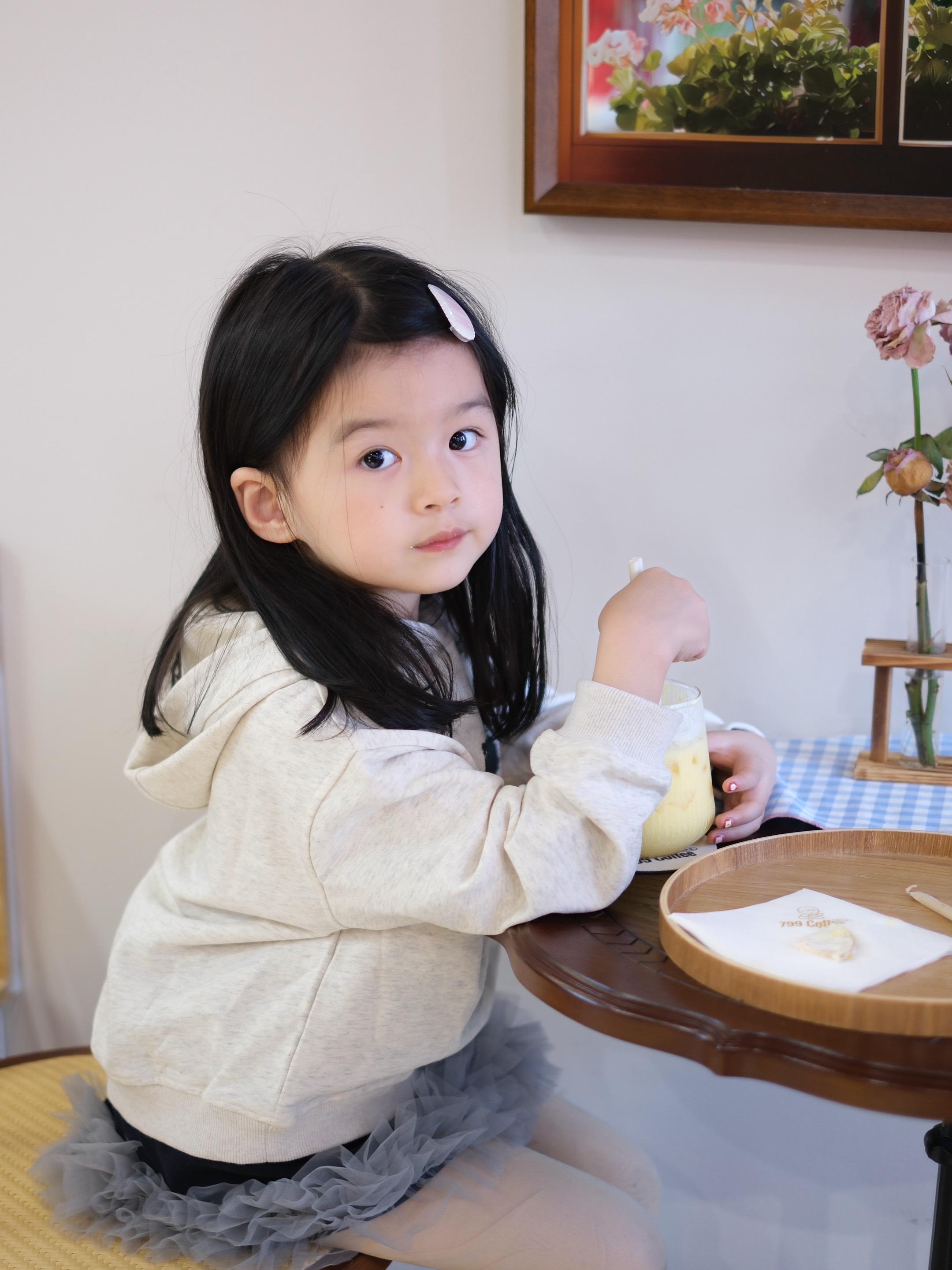 是32岁的妈妈 是5岁的女儿 我时常感谢我的女儿，我最好的生活搭子 也...