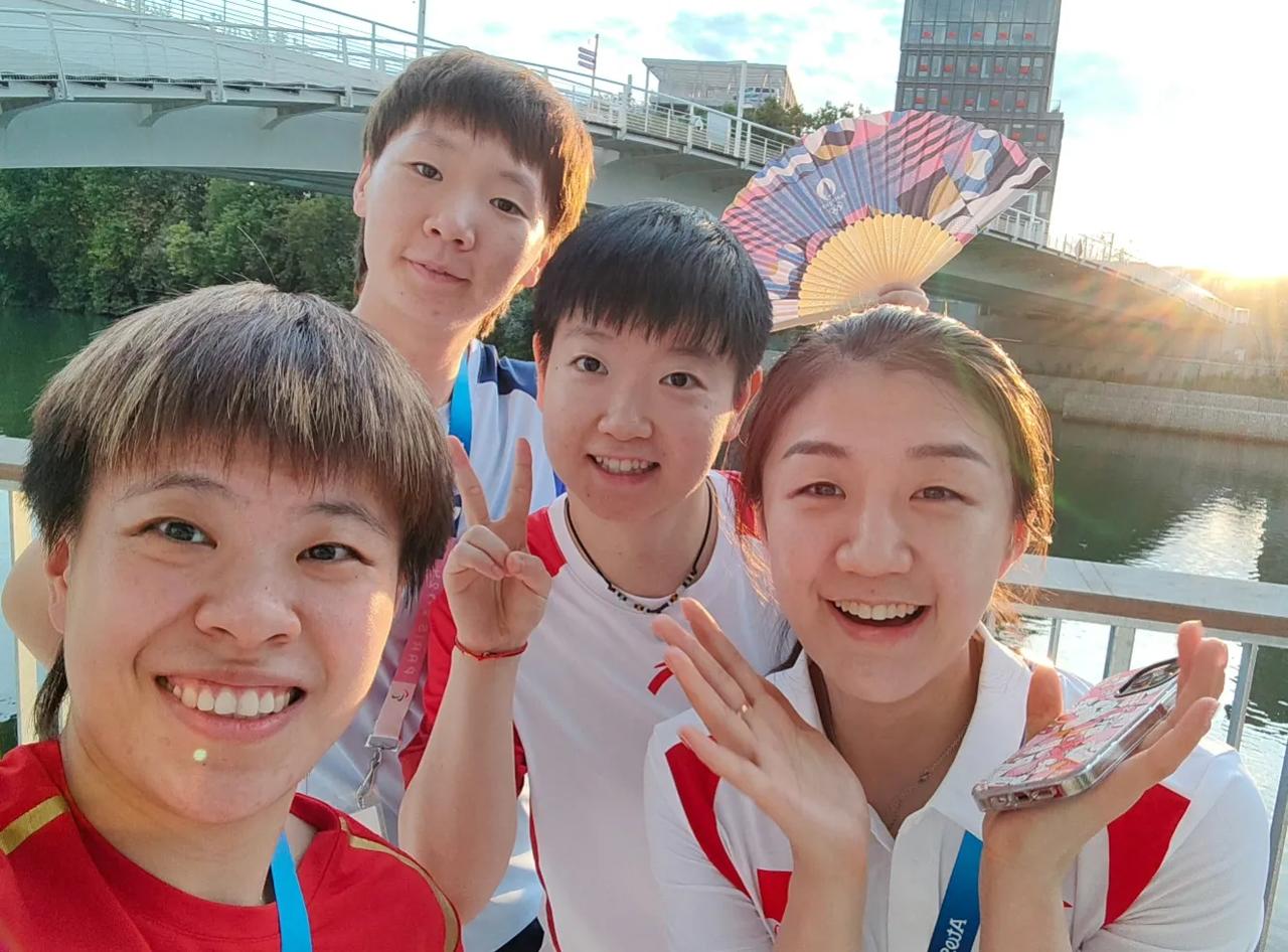 陈梦、孙颖莎、王曼昱、王艺迪。
来自巴黎的短暂休闲时光！
奥运比赛即将拉开帷幕，