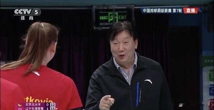 北京女排和辽宁女排这场比赛真的挺戏剧性的，打了三局都是打到25分后才分出胜负，比