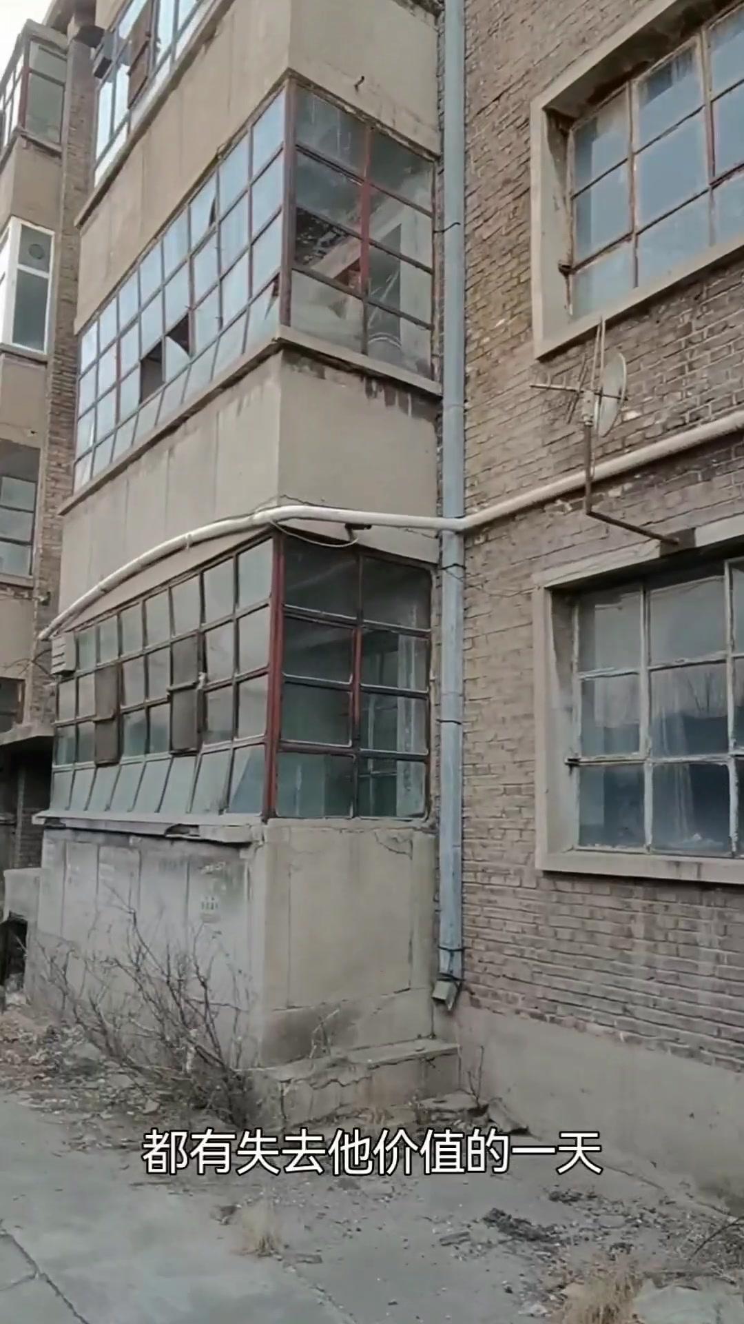 老家属院如今空得只剩回忆。曾经这里人来人往，现在只有残垣断壁。斑驳的墙体写满岁月