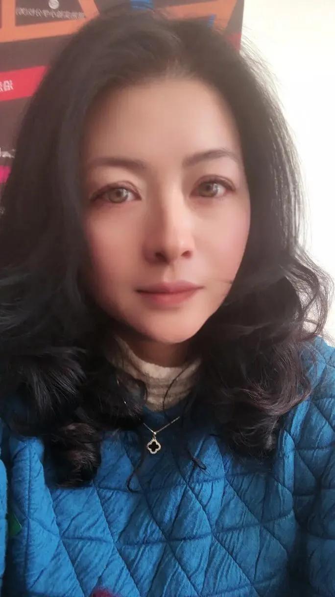 我现在处了一个二婚男带个女儿 女儿大概半个月他和前妻替换着带 有几次他手机忘记关