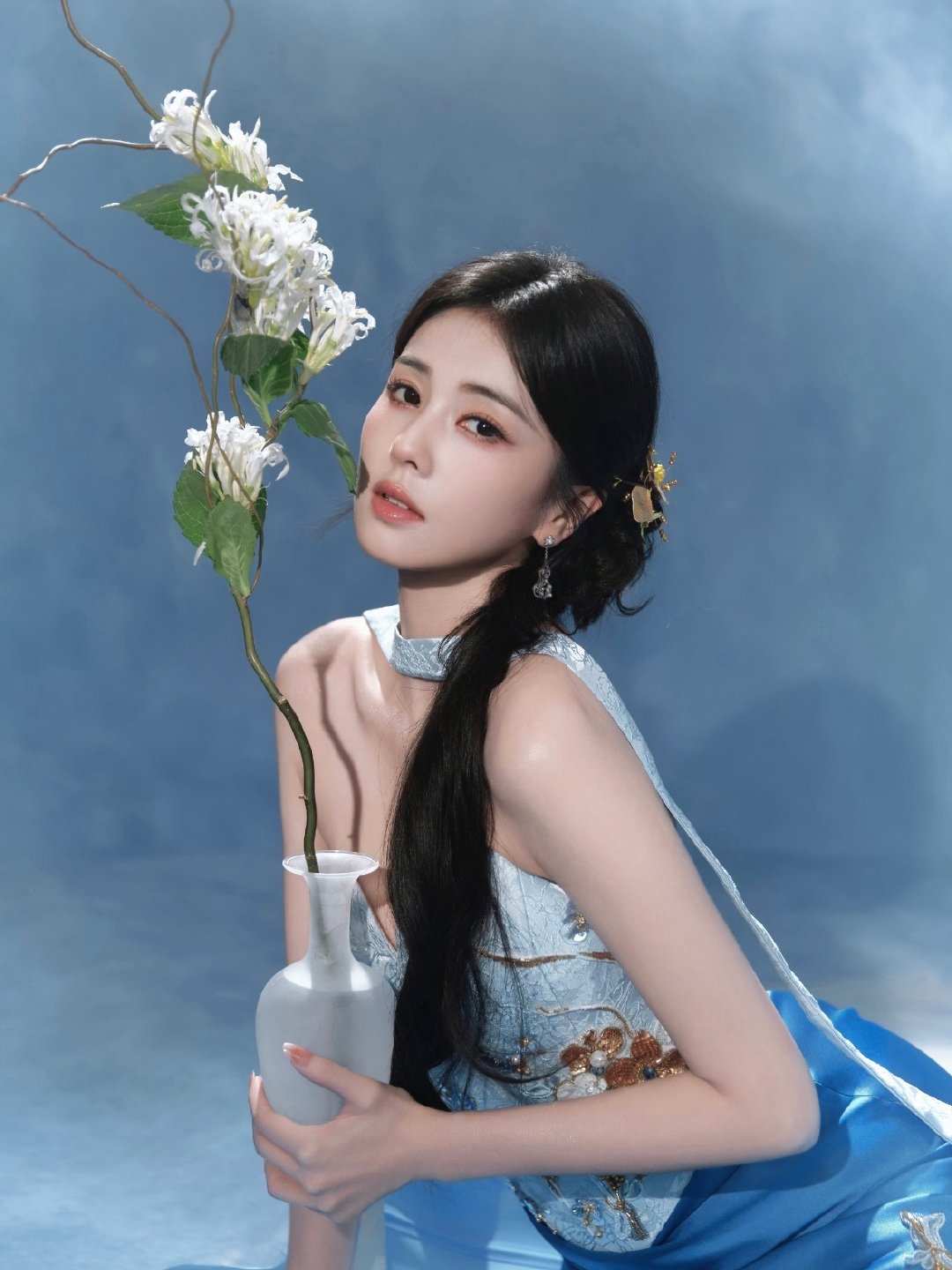 白鹿换新颜白鹿吹蜡烛焕新颜烛火摇曳，白鹿低头吹蜡烛的瞬间好有故事感。褪去浮躁，舒